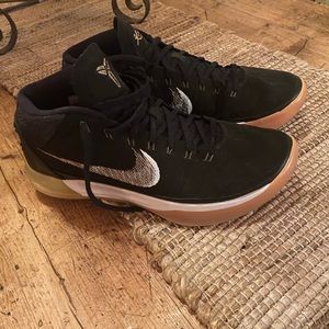 Almost brand new KOBE BRYANT Shoes!!! 10.5